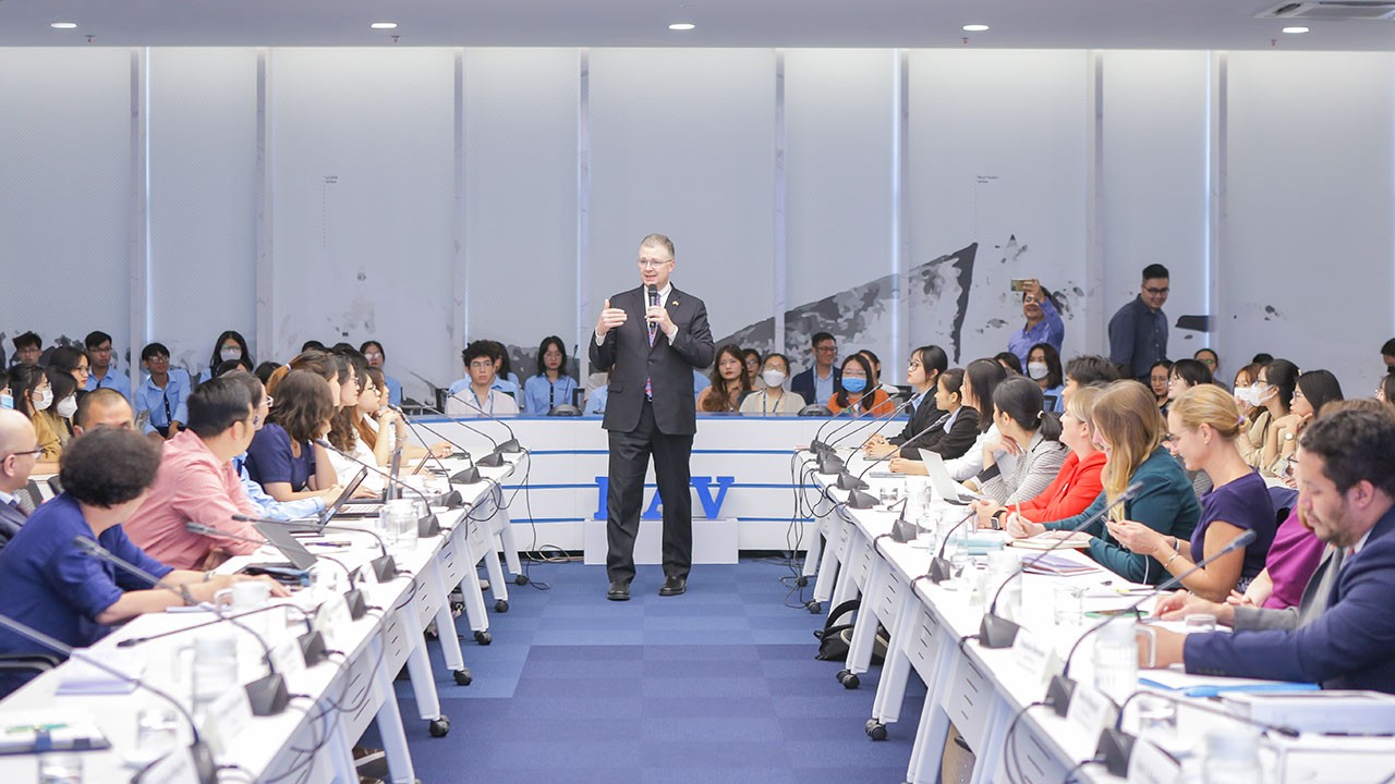 Chiều ngày 12/10, tại phòng Geneva, Học viện Ngoại giao đã diễn ra buổi giao lưu giữa Trợ lý Ngoại trưởng Hoa Kỳ Daniel Joseph Kritenbrink cùng cán bộ và sinh viên Học viện về chủ đề: “Chiến lược châu Á - Thái Bình Dương và khuôn khổ kinh tế châu Á - Thái Bình Dương”.