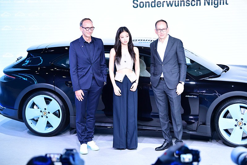 Jennie (Blackpink) khoe eo 54 cm tại sự kiện về xe hơi