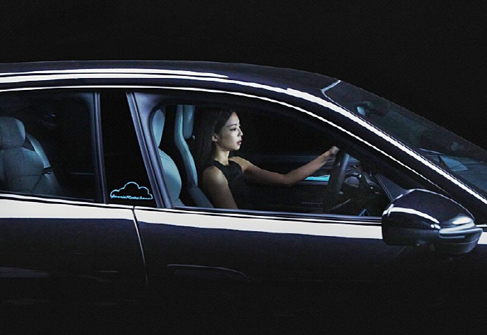 Jennie (Blackpink) khoe eo 54 cm tại sự kiện về xe hơi