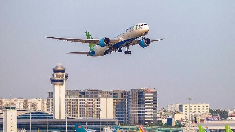 Đường bay Hà Nội - TP. Hồ Chí Minh lọt top 4 đường bay nội địa bận rộn nhất thế giới