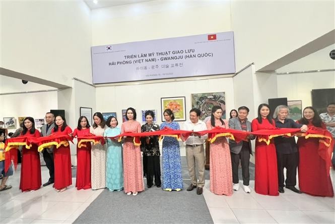 Các đại biểu cắt băng khai mạc Triển lãm mỹ thuật giữa 2 thành phố Hải Phòng (Việt Nam) và Gwangju (Hàn Quốc). (Nguồn: TTXVN)