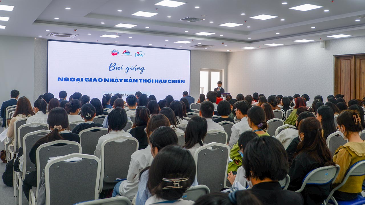 Học viện Ngoại giao trao đổi hoạt động, hợp tác đào tạo với JICA Nhật Bản. Phiên chiều là chương trình bài giảng đặc biệt, bao gồm 2 chủ đề: “Ngoại giao Nhật Bản thời hậu chiến” và “Điều ước và luật pháp quốc tế, kỹ thuật đàm phán ngoại giao thực tế”. 