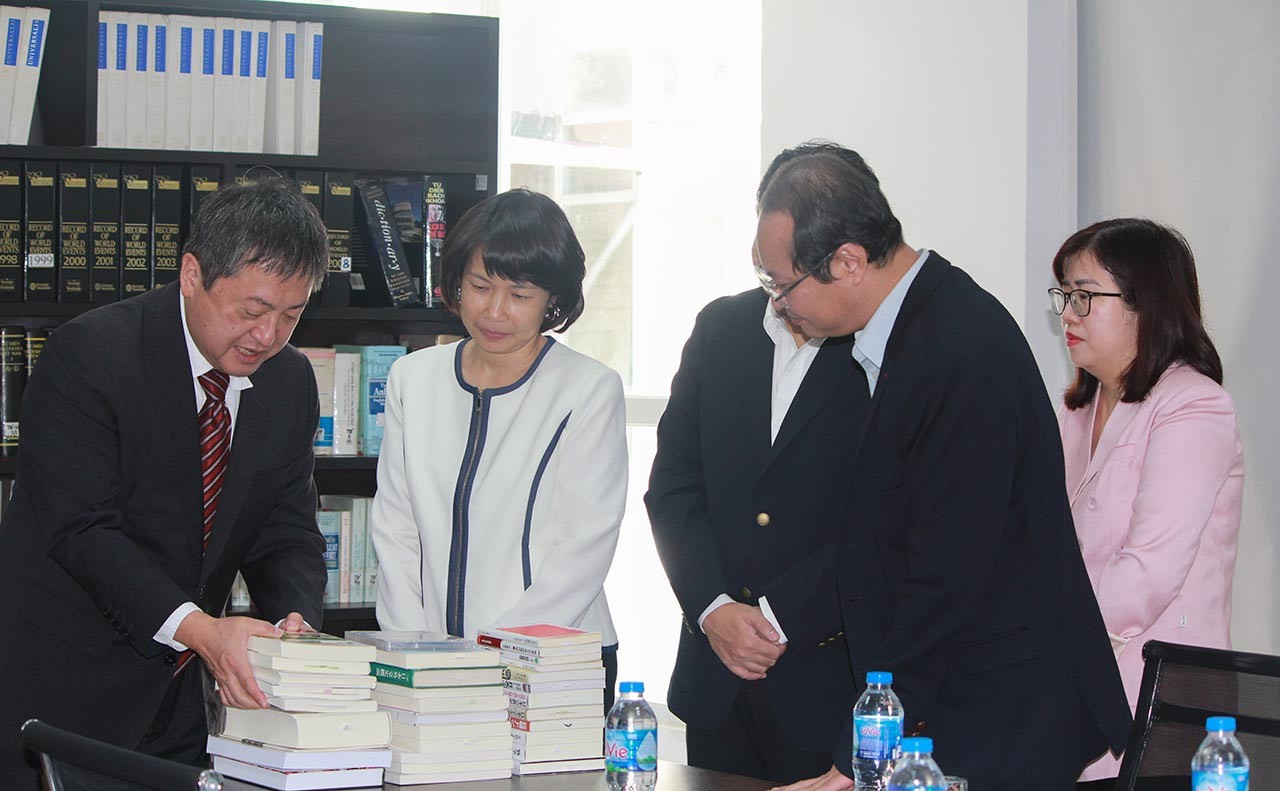 Học viện Ngoại giao trao đổi hoạt động, hợp tác đào tạo với JICA Nhật Bản. phiên sáng là hoạt động trao nhận sách, giáo trình 