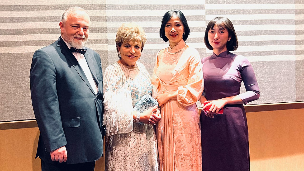 Đại diện Đại sứ quán và Phu nhân Trần Thị Bích Vân chụp ảnh lưu niệm với Ban tổ chức.