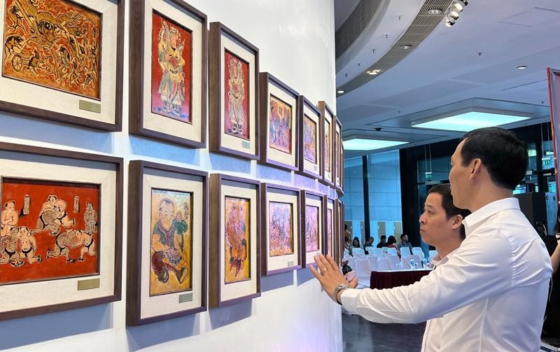 Công chúng thưởng thức các tác phẩm tại triển lãm. (Nguồn: Kinh tế & Đô thị) Công chúng thưởng thức các tác phẩm tại triển lãm. (Nguồn: Kinh tế & Đô thị)