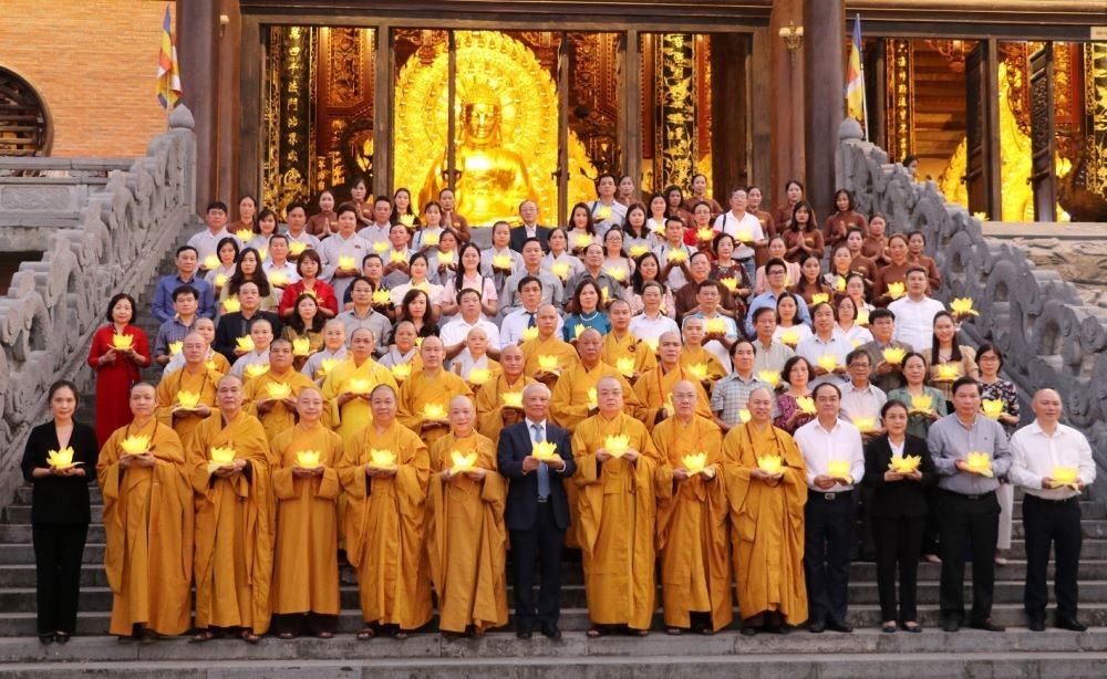 Các đại biểu thực hiện nghi thức dâng đèn. (Nguồn: TTXVN)