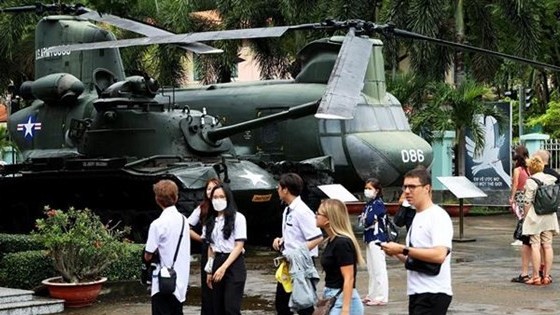 Báo Lào ấn tượng về sự phục hồi mạnh mẽ của du lịch Việt Nam