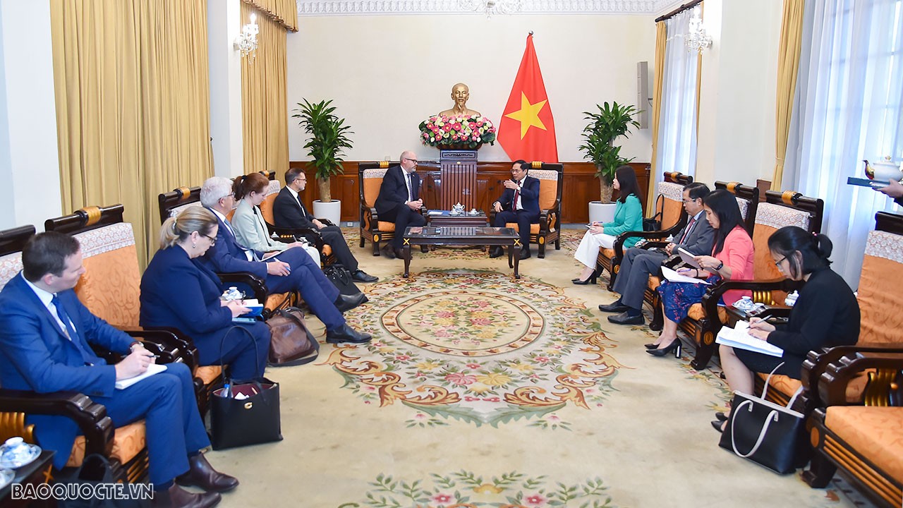 Bộ trưởng Ngoại giao Bùi Thanh Sơn tiếp Thượng nghị sỹ, Đồng Bộ trưởng phụ trách thương mại và sản xuất Australia Tim Ayres nhân dịp sang Việt Nam tham dự Diễn đàn cao cấp OECD - Chương trình Đông Nam Á 2022 tại Hà Nội. (Ảnh: Tuấn Anh)