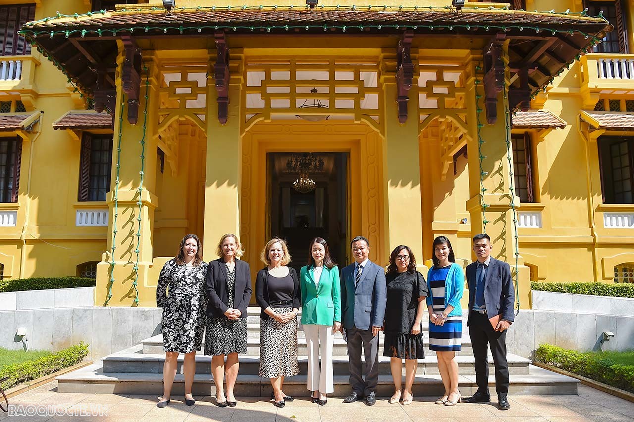 Sáng ngày 17/10, tại trụ sở Bộ , Trợ lý Bộ trưởng Ngoại giao Nguyễn Minh Hằng đã tiếp Phó Trợ lý Ngoại trưởng Hoa Kỳ phụ trách Cục các vấn đề kinh tế và kinh doanh Whitney Baird nhân dịp bà dẫn đầu đoàn Chính phủ Hoa Kỳ dự Diễn đàn cao cấp của Tổ chức Hợp