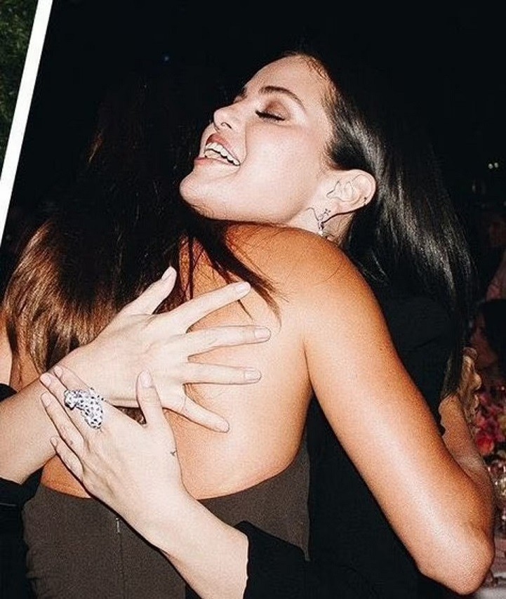 Ca sĩ Selena Gomez và người mẫu Hailey Bieber thân thiết tại sự kiện