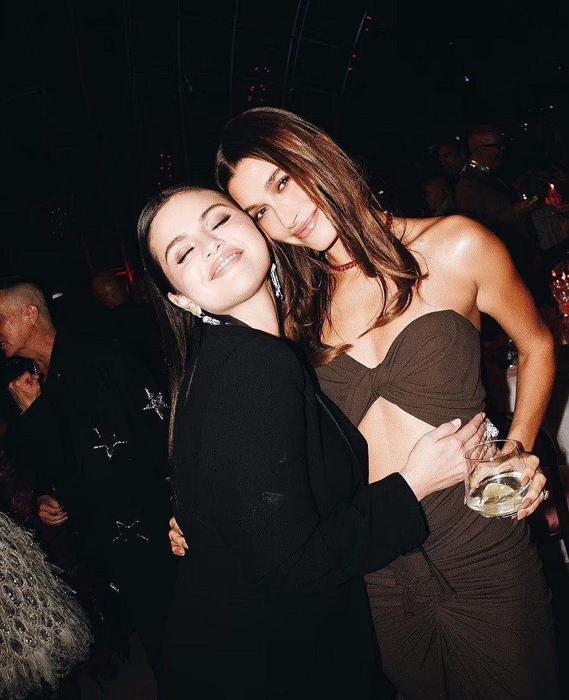 Ca sĩ Selena Gomez và người mẫu Hailey Bieber thân thiết tại sự kiện