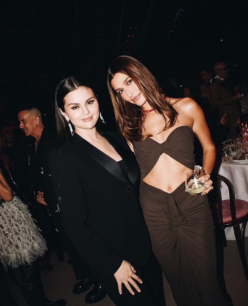 Những hình ảnh thân thiết của ca sĩ Selena Gomez và người mẫu Hailey Bieber tại sự kiện
