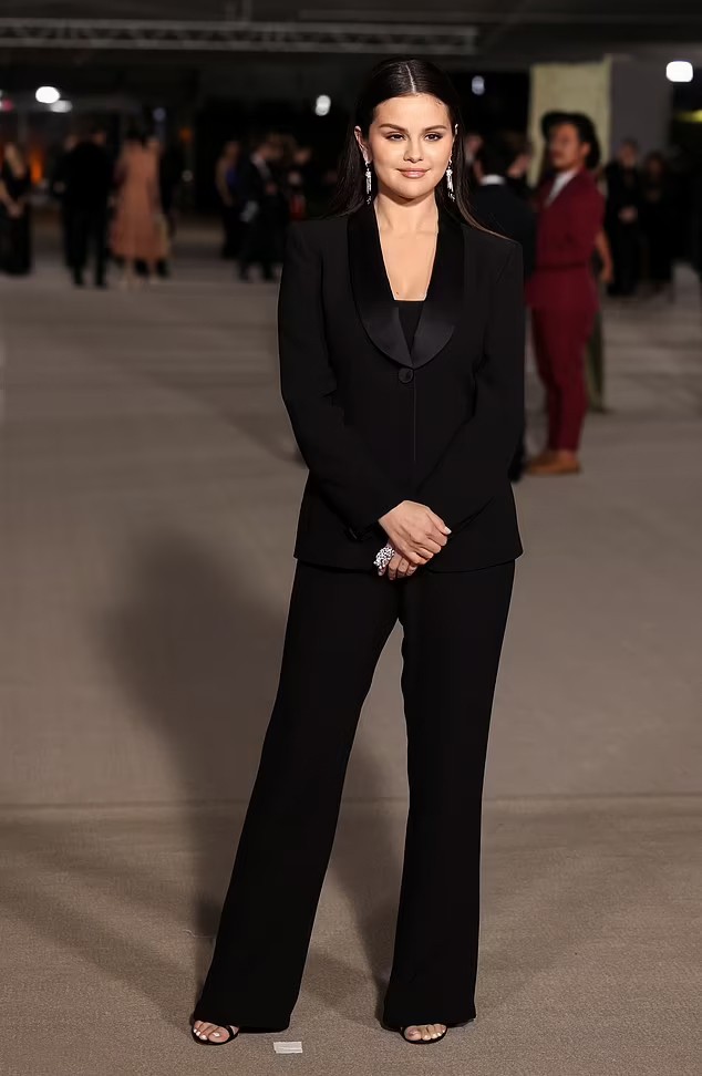 Những hình ảnh thân thiết của ca sĩ Selena Gomez và người mẫu Hailey Bieber khi dự sự kiện