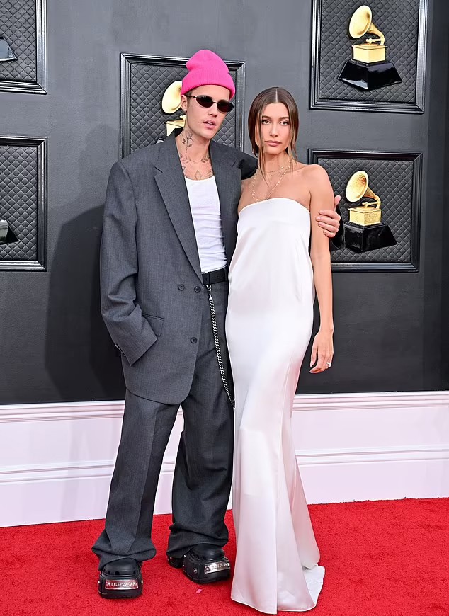 Những hình ảnh thân thiết của ca sĩ Selena Gomez và người mẫu Hailey Bieber khi dự sự kiện