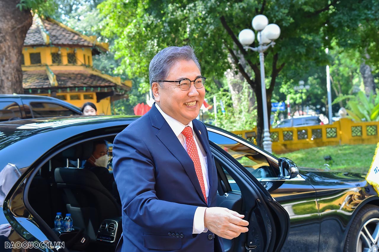 Nhận lời mời của Bộ trưởng Ngoại giao Bùi Thanh Sơn, Bộ trưởng Ngoại giao Hàn Quốc Park Jin thăm chính thức Việt Nam ngày 18/10.