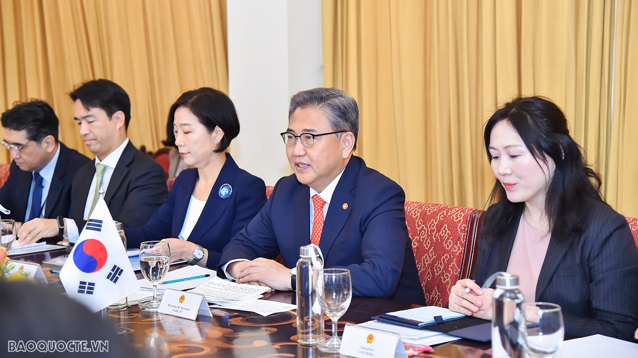 Tình hữu nghị giữa nhân dân hai nước ngày càng sâu đậm, giao lưu ngày càng nhộn nhịp với khoảng 20 vạn công dân mỗi nước đang sinh sống, làm việc, học tập tại nước kia. Trước khi Covid-19 bùng phát, có khoảng 5 triệu lượt người qua lại giữa hai nước trong năm 2019 và mỗi tháng có hàng nghìn chuyến bay thẳng giữa hai nước.