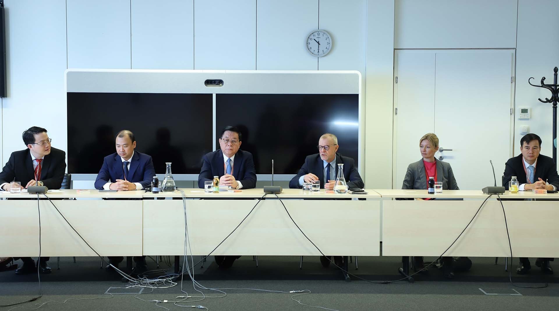 Đồng chí Nguyễn Trọng Nghĩa làm việc với ông Harald Troch, Phó Chủ nhiệm Ủy ban Nhân quyền, Ủy ban Đối ngoại Quốc hội Áo (thứ 3, phải sang) và bà Maria Maltschnig, Bí thư phụ trách quan hệ quốc tế của Đảng Dân chủ xã hội Áo (thứ 2, phải sang). (Nguồn: TTXVN)