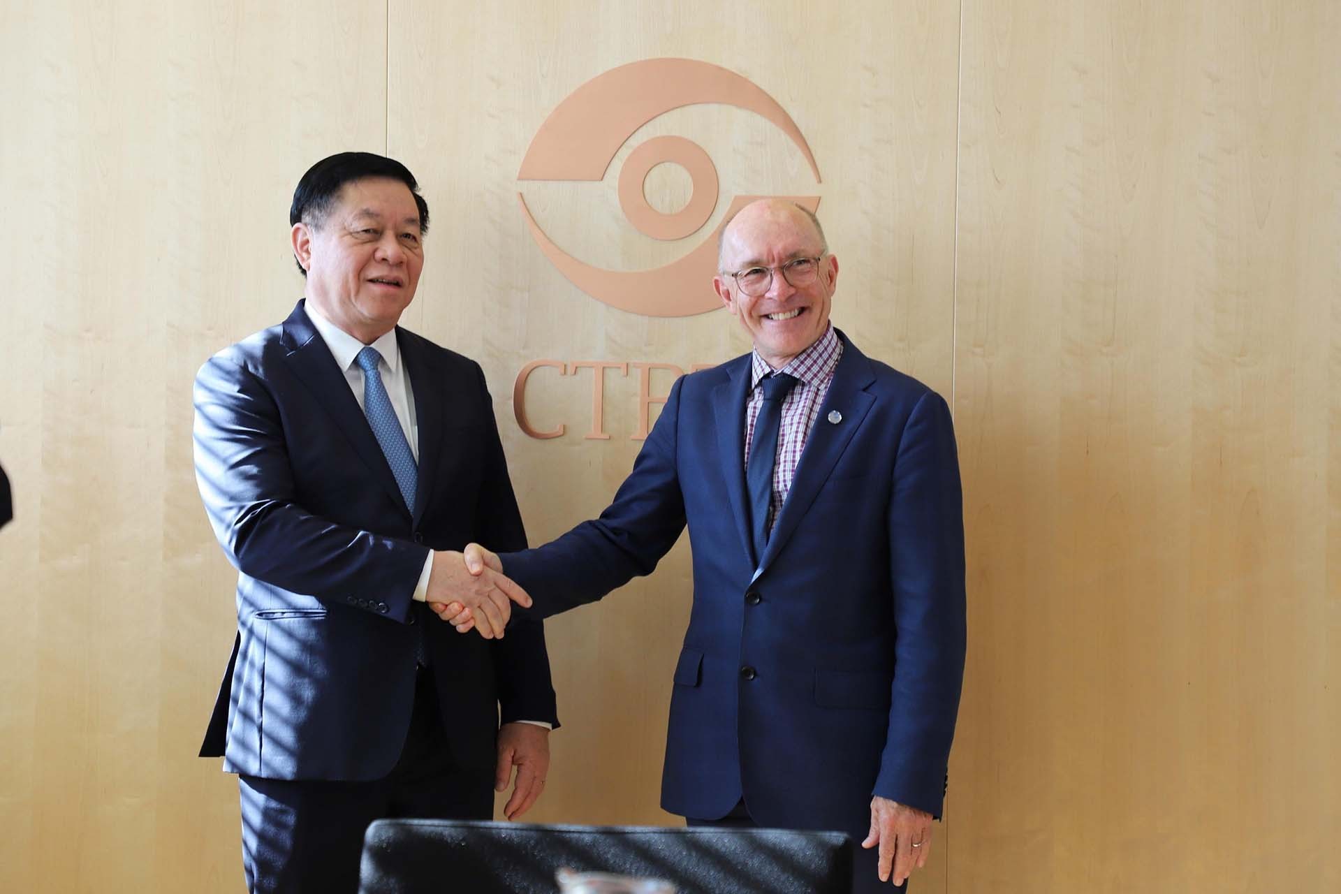 Đồng chí Nguyễn Trọng Nghĩa làm việc với ông Robert Floy, Tổng Thư ký Ủy ban Trù bị của Tổ chức cấm thử hạt nhân toàn diện (CTBTO). (Nguồn: TTXVN)