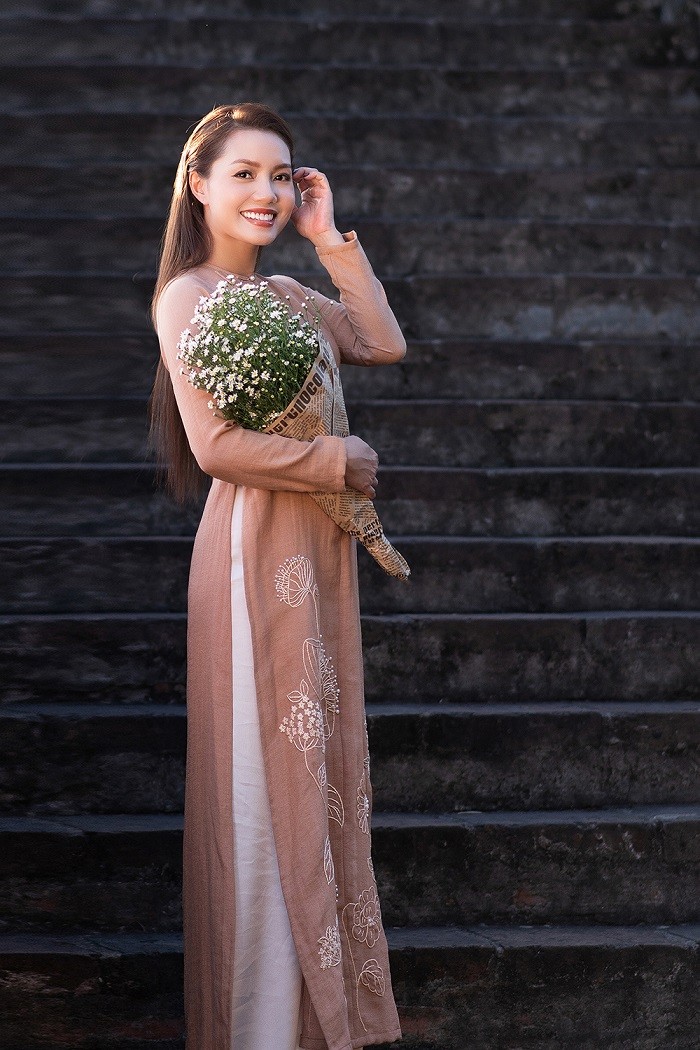 Ca sĩ Nguyễn Ngọc Anh dịu dàng cùng tà áo dài dạo phố dưới nắng Thu Hà Nội