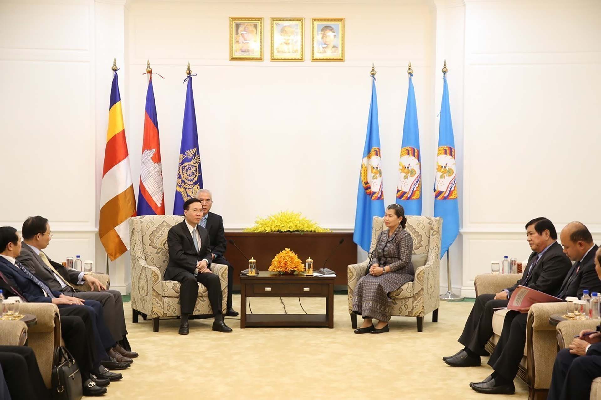 Phó Thủ tướng, Bộ trưởng Bộ Quan hệ Quốc hội, Thượng viện và Thanh tra Vương quốc Campuchia, Phó Chủ tịch Đảng Nhân dân Campuchia, Chủ tịch Hội Hữu nghị Campuchia-Việt Nam Men Sam An tiếp Thường trực Ban Bí thư Võ Văn Thưởng. (Nguồn: TTXVN) Phó Thủ tướng, Bộ trưởng Bộ Quan hệ Quốc hội, Thượng viện và Thanh tra Vương quốc Campuchia, Phó Chủ tịch Đảng Nhân dân Campuchia, Chủ tịch Hội Hữu nghị Campuchia-Việt Nam Men Sam An tiếp Thường trực Ban Bí thư Võ Văn Thưởng. (Nguồn: TTXVN)