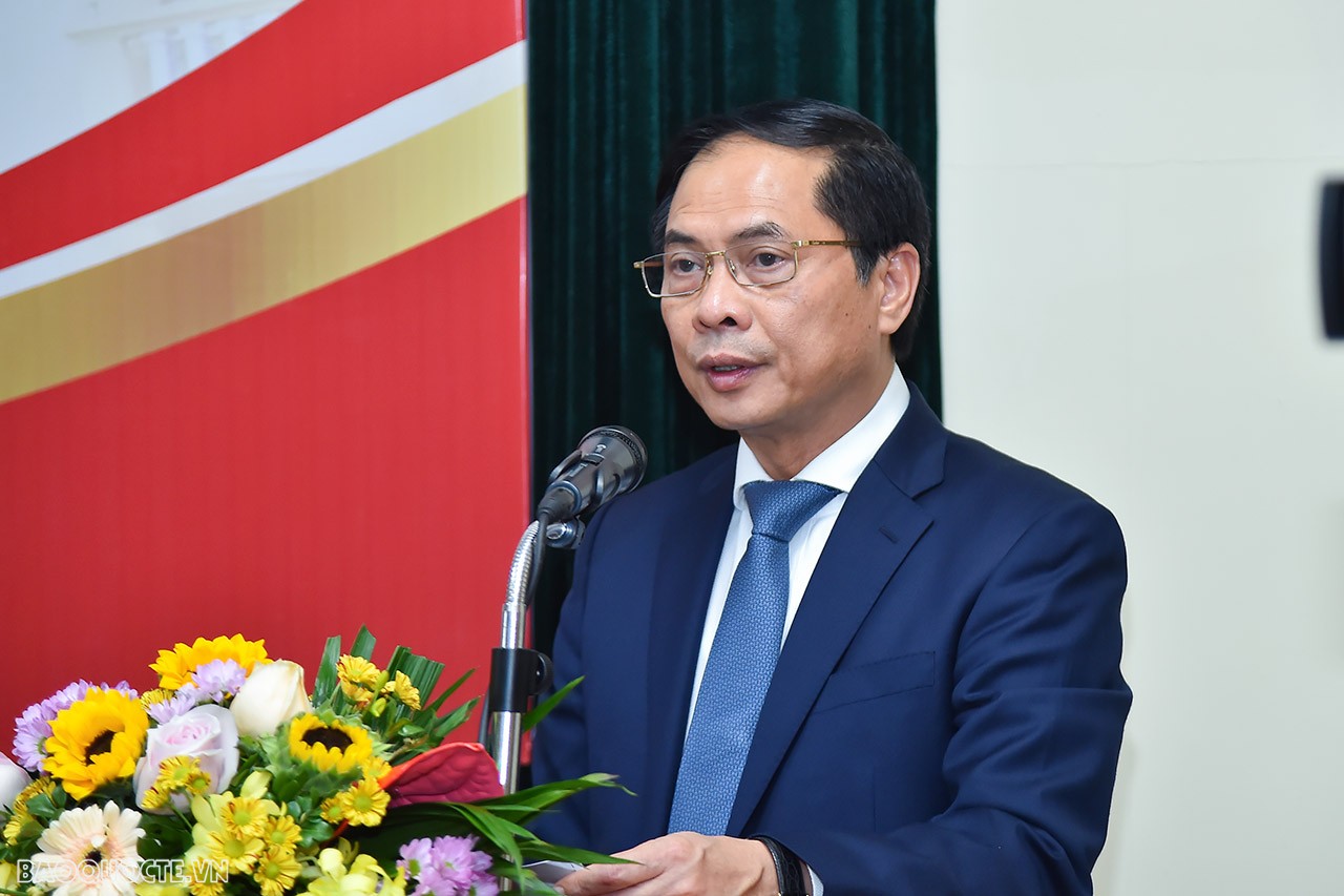 Chiều 18/10, tại Hà Nội, Ủy viên Trung ương Đảng, Bộ trưởng Bộ Ngoại giao Bùi Thanh Sơn chủ trì Tọa đàm “Xuân Thủy - Nhà ngoại giao tài năng, nhà lãnh đạo xuất sắc” nhân kỷ niệm 110 năm Ngày sinh của đồng chí Xuân Thủy. (Ảnh: Tuấn Anh) Chiều 18/10, tại Hà Nội, Ủy viên Trung ương Đảng, Bộ trưởng Bộ Ngoại giao Bùi Thanh Sơn chủ trì Tọa đàm “Xuân Thủy - Nhà ngoại giao tài năng, nhà lãnh đạo xuất sắc” nhân kỷ niệm 110 năm Ngày sinh của đồng chí Xuân Thủy. (Ảnh: Tuấn Anh)