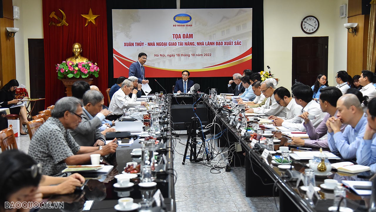 Chiều 18/10, tại Hà Nội, Ủy viên Trung ương Đảng, Bộ trưởng Bộ Ngoại giao Bùi Thanh Sơn chủ trì Tọa đàm “Xuân Thủy - Nhà ngoại giao tài năng, nhà lãnh đạo xuất sắc” nhân kỷ niệm 110 năm Ngày sinh của đồng chí Xuân Thủy. (Ảnh: Tuấn Anh) Chiều 18/10, tại Hà Nội, Ủy viên Trung ương Đảng, Bộ trưởng Bộ Ngoại giao Bùi Thanh Sơn chủ trì Tọa đàm “Xuân Thủy - Nhà ngoại giao tài năng, nhà lãnh đạo xuất sắc” nhân kỷ niệm 110 năm Ngày sinh của đồng chí Xuân Thủy. (Ảnh: Tuấn Anh)