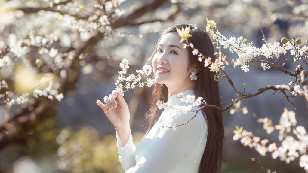 NSND Thu Hà lại 'gây thương nhớ' với tà áo dài...