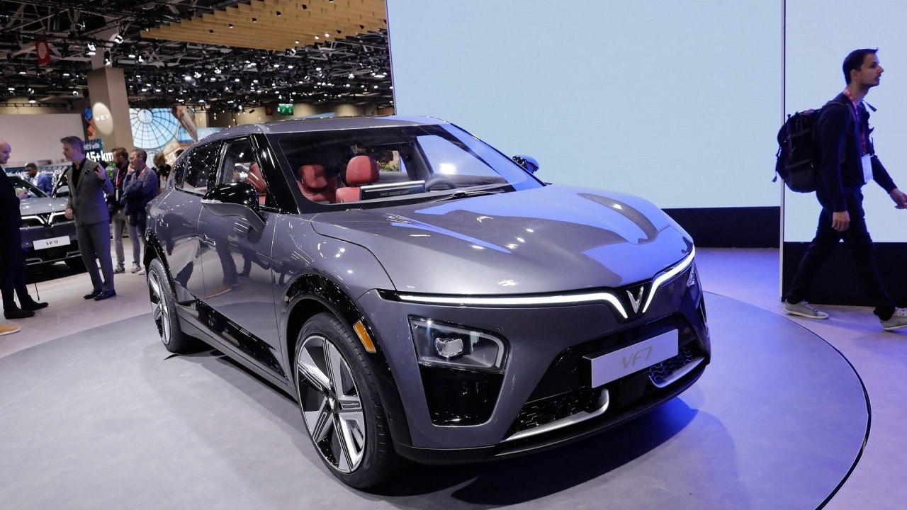 Cận cảnh chi tiết VinFast VF7 tại châu Âu