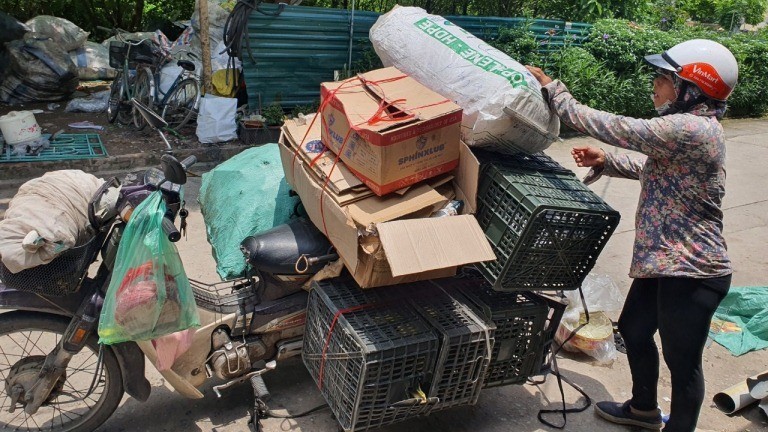 Tôn vinh những phụ nữ thầm lặng nghề ve chai tại Hà Nội