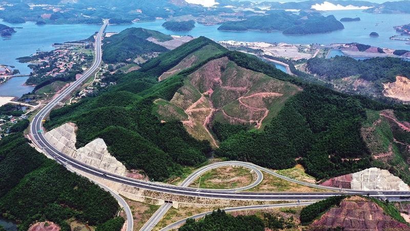Quảng Ninh có cao tốc, có đường ven biển, có sân bay...