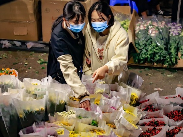 Dự báo thời tiết đêm nay và ngày mai (19-20/10): Hà Nội trời rét, mưa vừa mưa to; vùng núi Bắc Bộ có nơi dưới 12 độ C, Nam Đồng bằng mưa lớn cục bộ