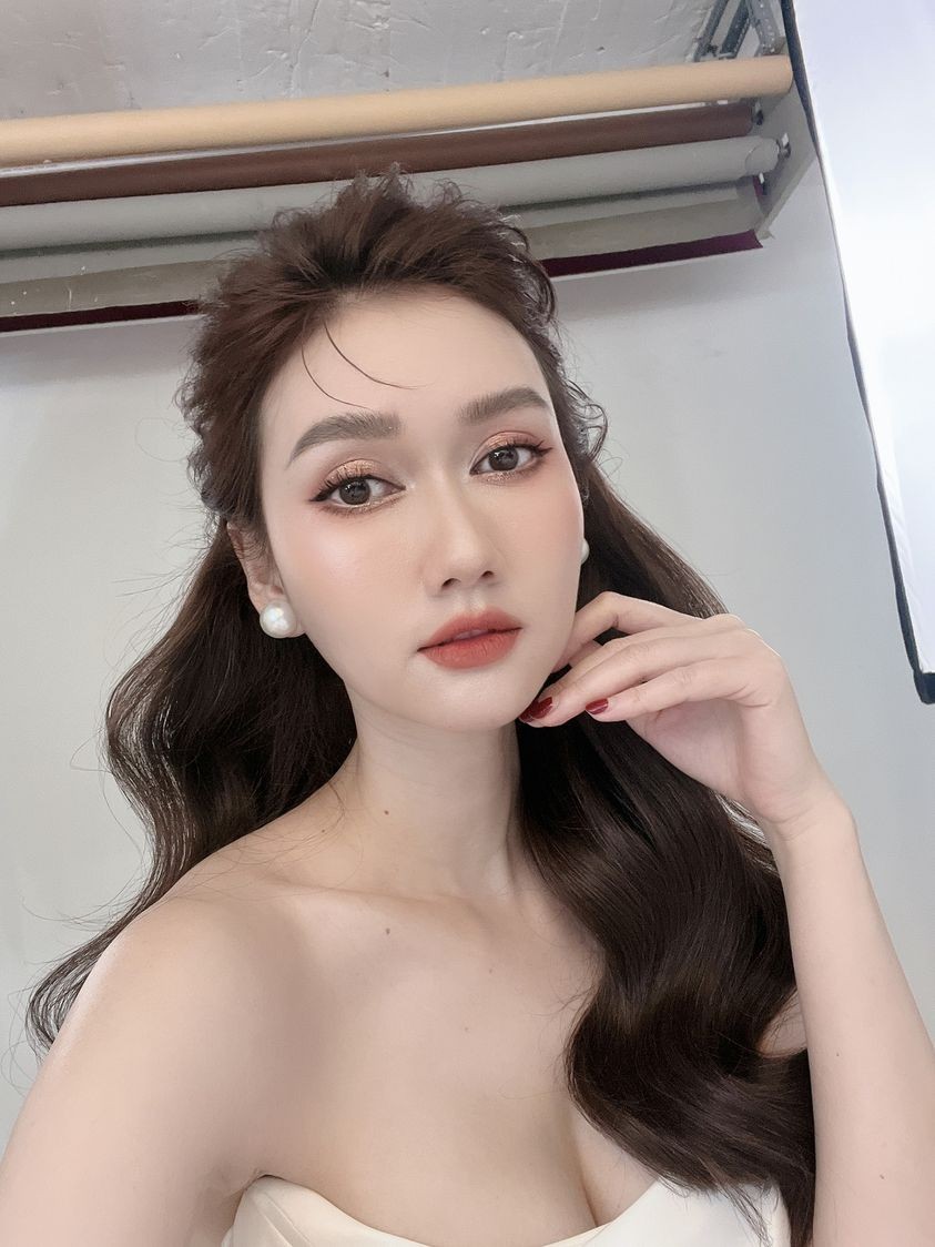 Sao Việt: Hoa hậu Mai Phương Thúy khoe đường cong quyến rũ