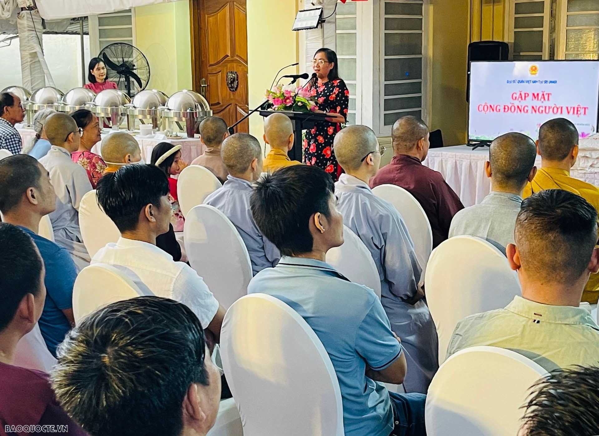 Đông đảo bà con cộng đồng đến dự buổi gặp mặt. Đông đảo bà con cộng đồng đến dự buổi gặp mặt.