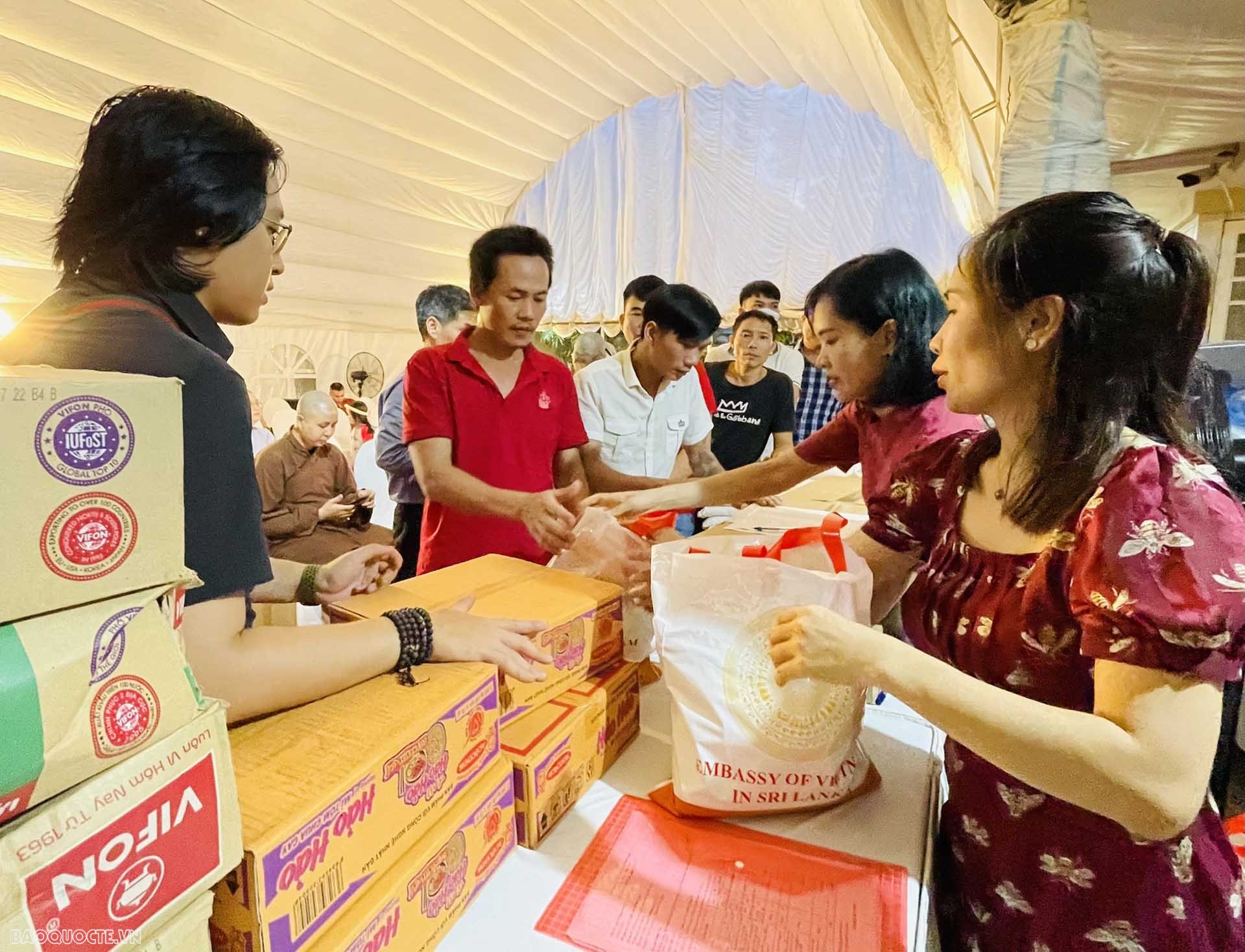 Thành viên Đại sứ quán trao tặng quà cho cộng đồng. Thành viên Đại sứ quán trao tặng quà cho cộng đồng.