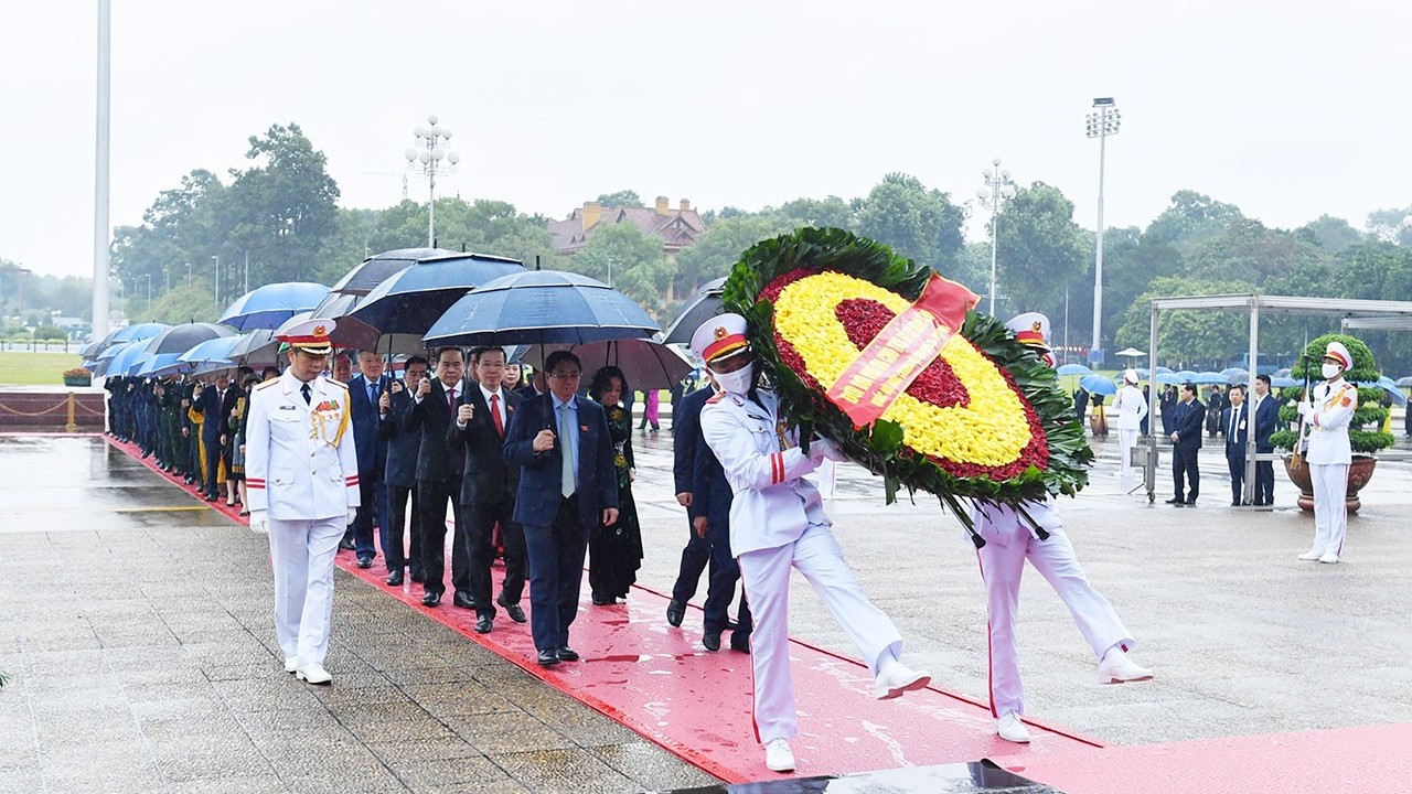 Đại biểu Quốc hội dự kỳ họp thứ 4, khóa XV vào Lăng viếng Chủ tịch Hồ Chí Minh