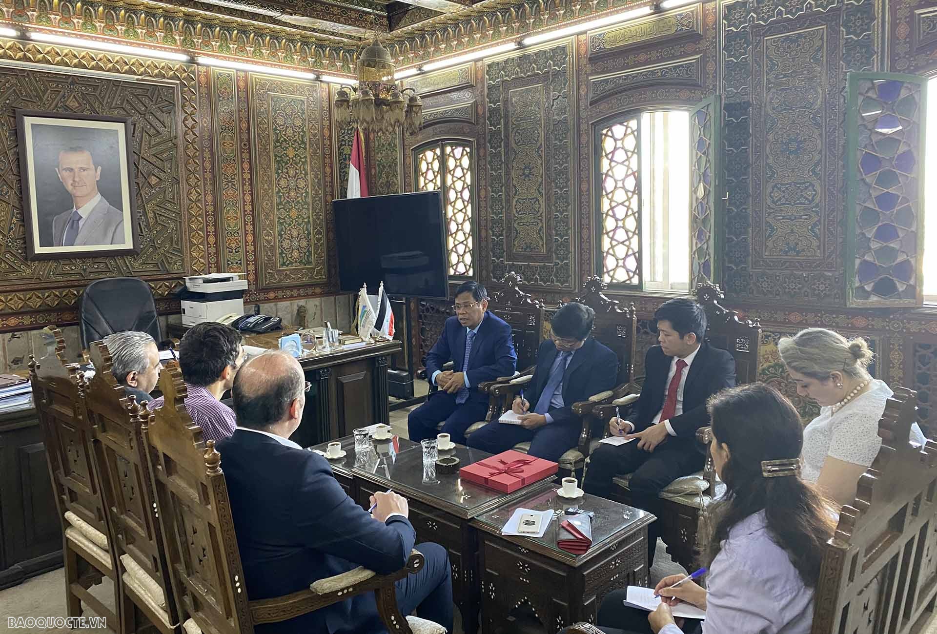 Đại sứ Lương Quốc Huy làm việc với Tổng giám đốc Cơ quan Đầu tư Syria Median Ali Diab. Đại sứ Lương Quốc Huy làm việc với Tổng giám đốc Cơ quan Đầu tư Syria Median Ali Diab.