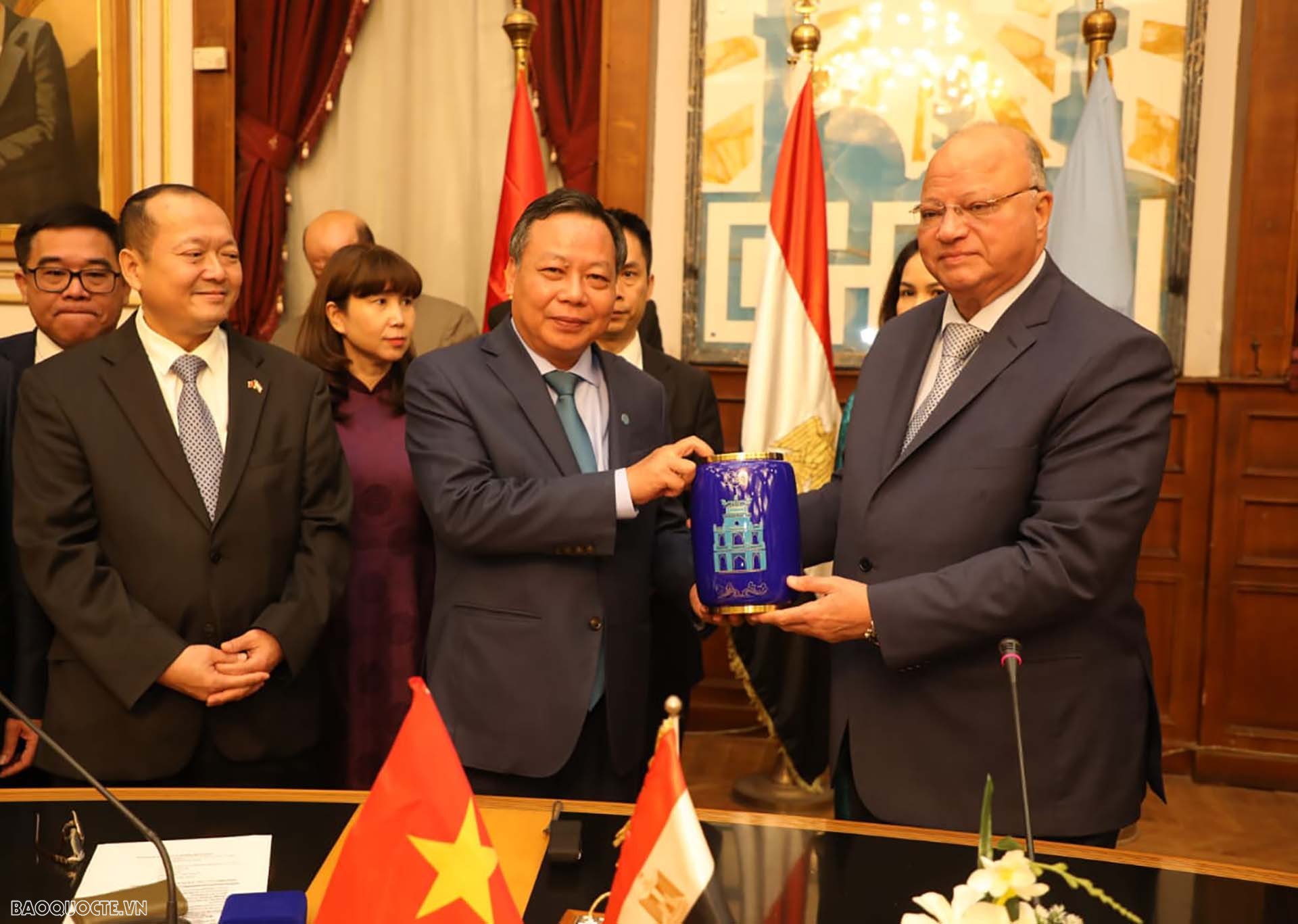 Phó Bí thư Thành ủy Hà Nội Nguyễn Văn Phong và Thống đốc Cairo Khaled Abdel A’al. Phó Bí thư Thành ủy Hà Nội Nguyễn Văn Phong và Thống đốc Cairo Khaled Abdel A’al.
