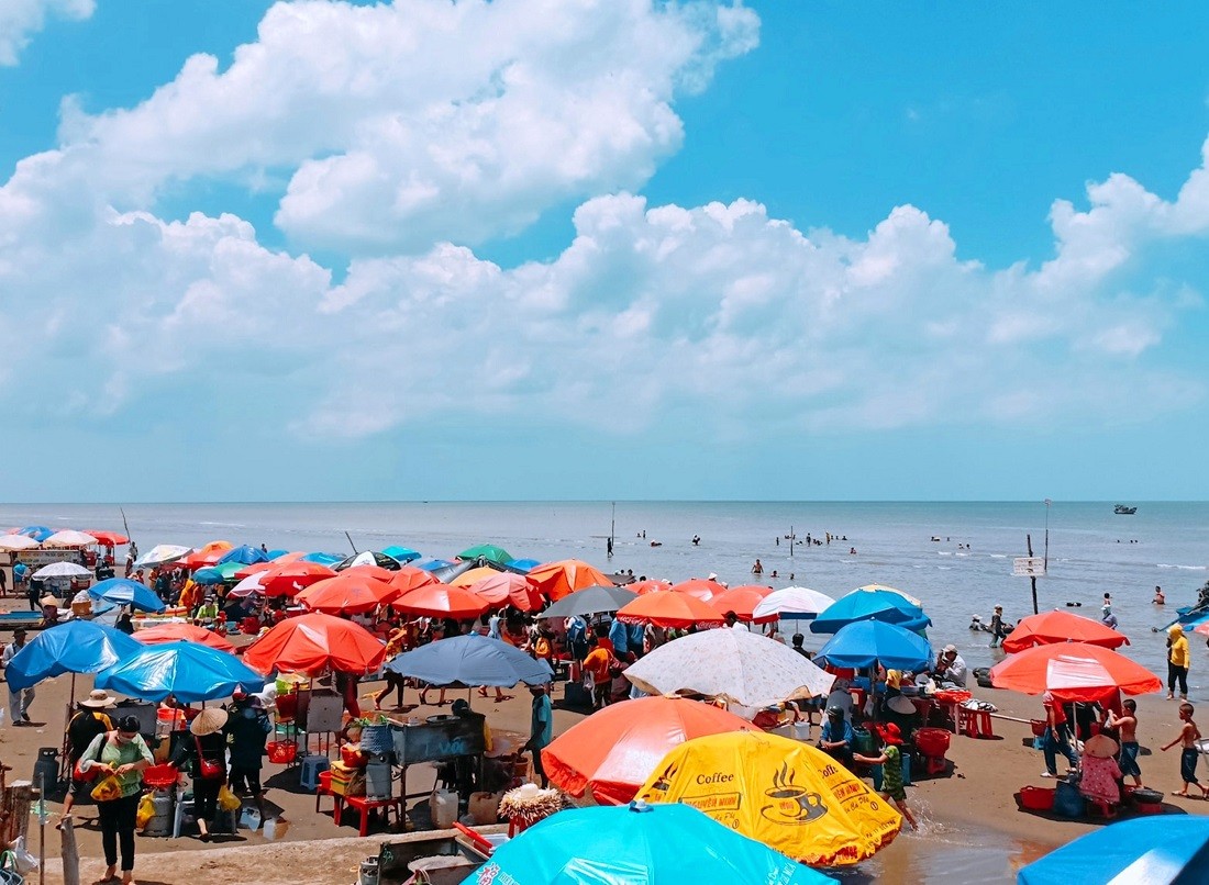 Đến bãi biển Thạnh Phú du khách còn được đấm chìm trong muôn ngàn các loại hải sản phong phú và đa dạng, để phục vụ du khách. (Ảnh: Phương Nghi) Đến bãi biển Thạnh Phú du khách còn được đấm chìm trong muôn ngàn các loại hải sản phong phú và đa dạng, để phục vụ du khách. (Ảnh: Phương Nghi)