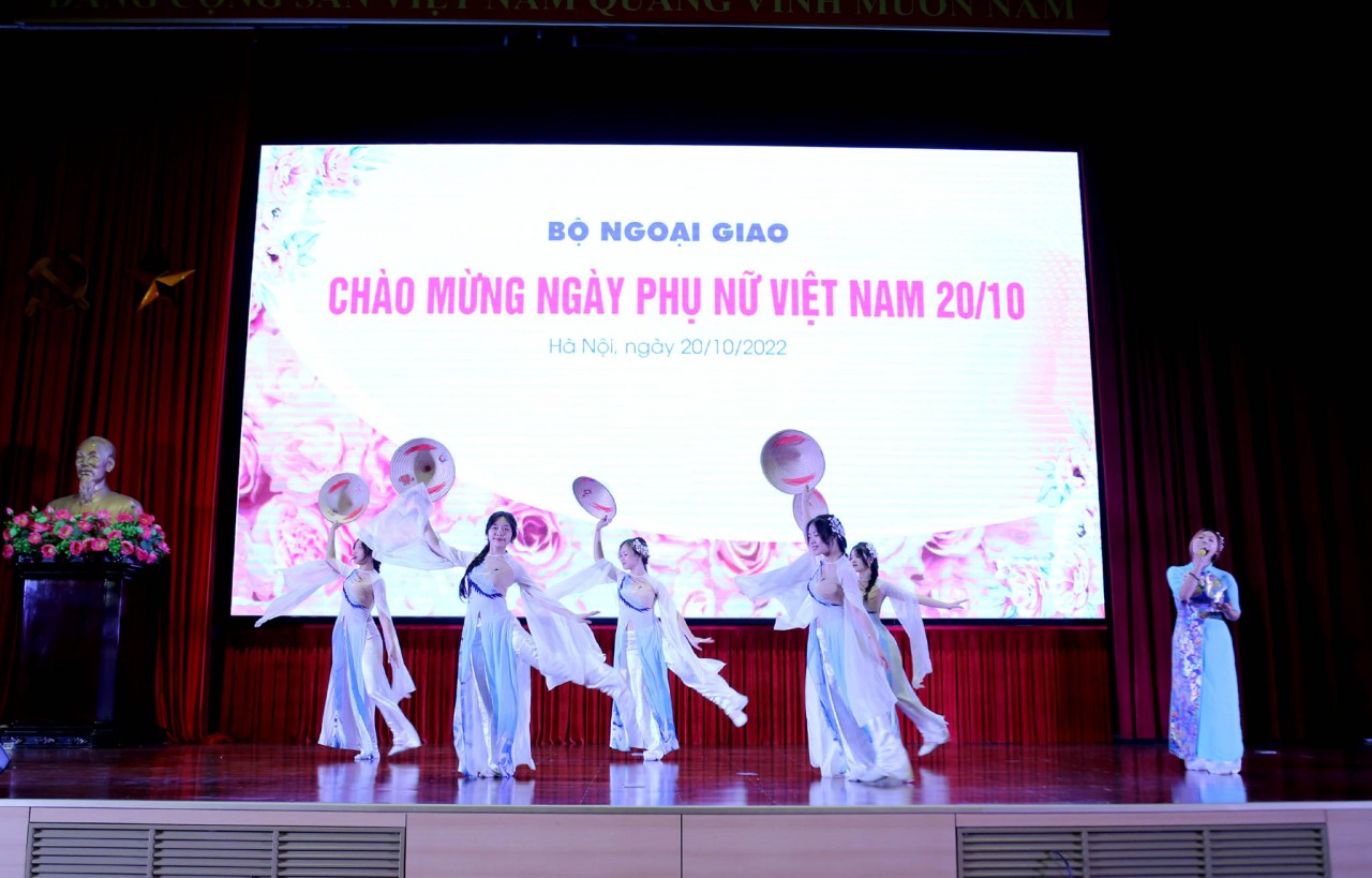 Ẩn sau vẻ dịu dàng, khiêm nhường, các nữ cán bộ ngoại giao Việt Nam là những 'chiến sĩ thực thụ'