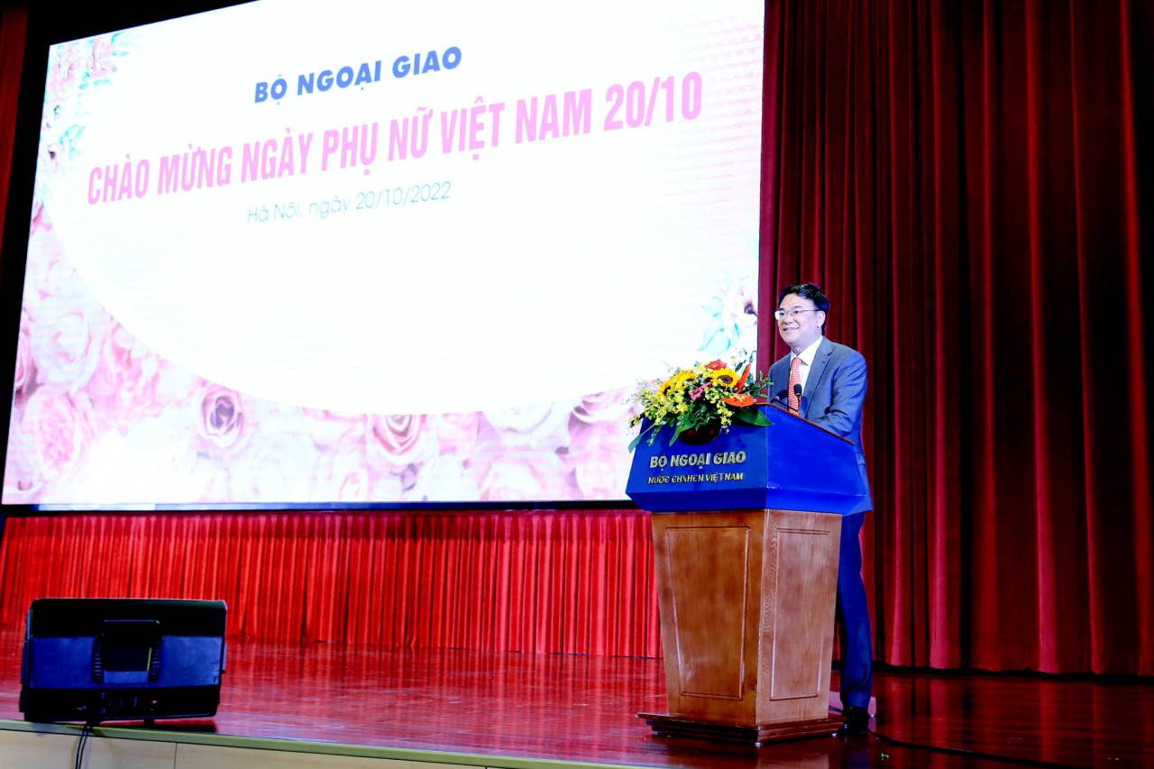 Ẩn sau vẻ dịu dàng, khiêm nhường, các nữ cán bộ ngoại giao Việt Nam là những 'chiến sĩ thực thụ'