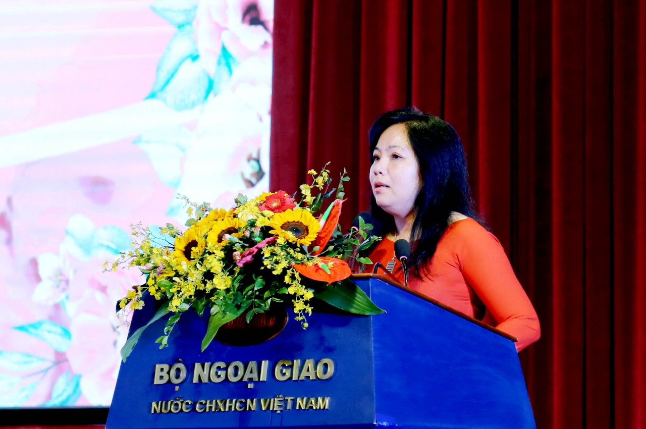 Ẩn sau vẻ dịu dàng, khiêm nhường, các nữ cán bộ ngoại giao Việt Nam là những 'chiến sĩ thực thụ'