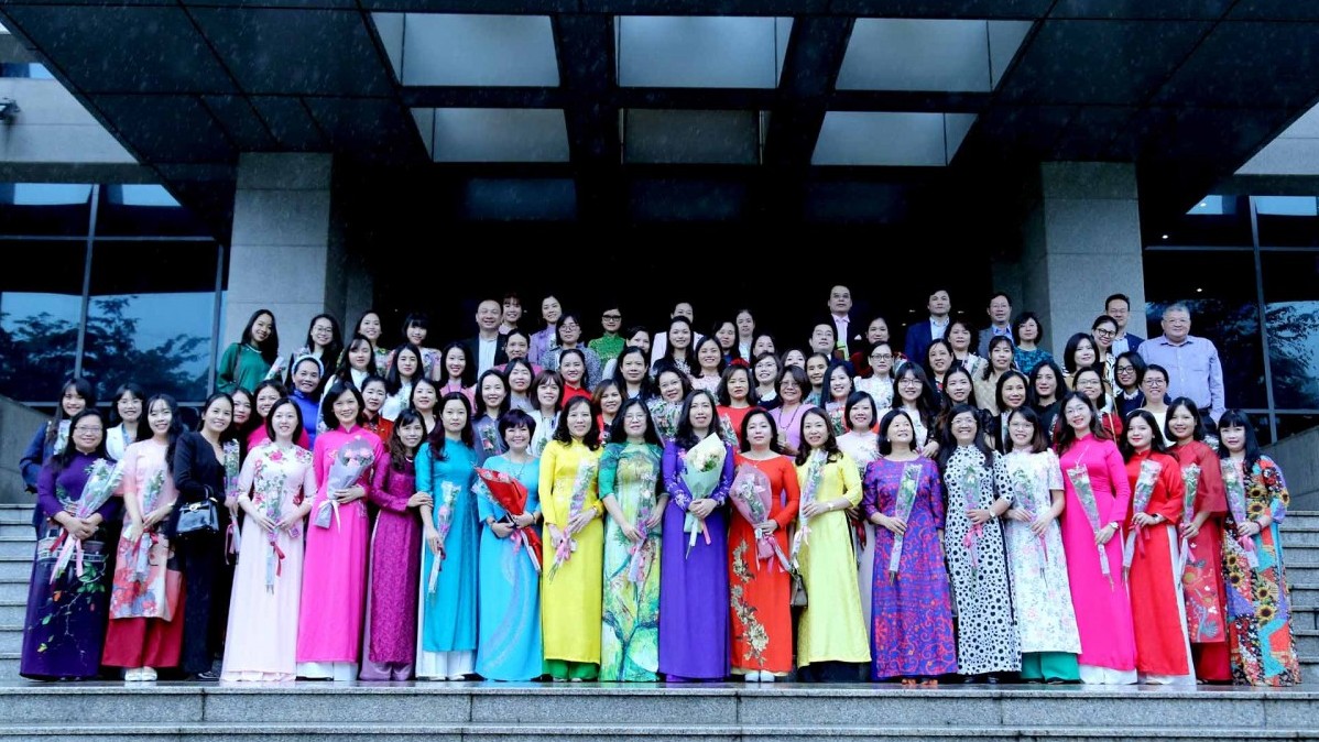 Ẩn sau vẻ dịu dàng, khiêm nhường, các nữ cán bộ ngoại giao Việt Nam là những 'chiến sĩ thực thụ'