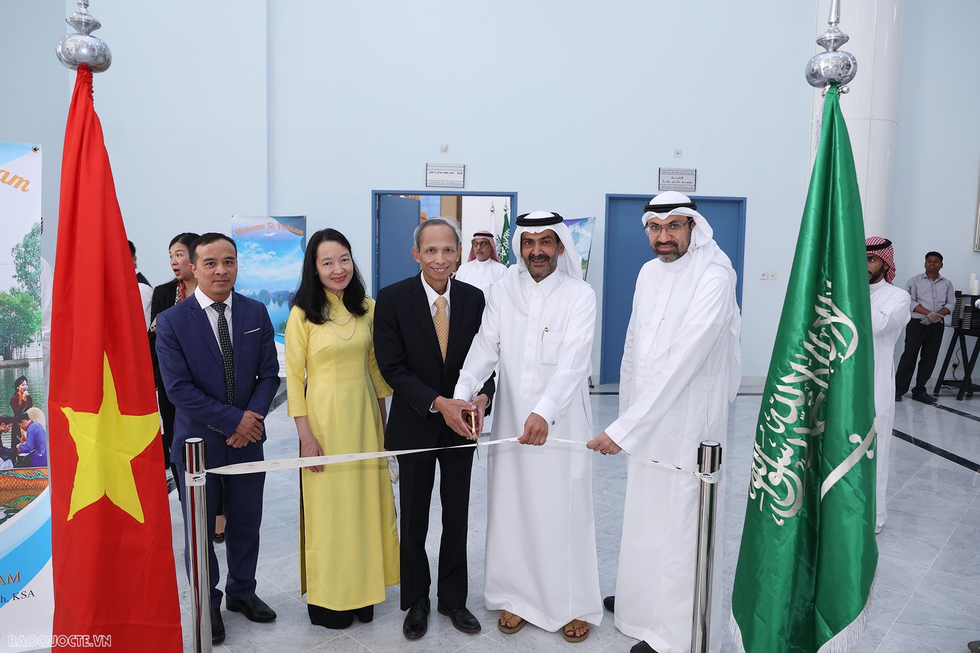 Đại sứ Đặng Xuân Dũng cắt băng khánh thành tại khu trưng bày.