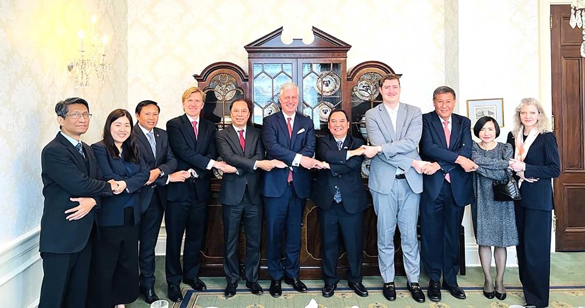 Đại sứ Nguyễn Quốc Dũng tham dự cuộc làm việc giữa ACW và Đại sứ Robert O’Brien Đại sứ Nguyễn Quốc Dũng tham dự cuộc làm việc giữa ACW và Đại sứ Robert O’Brien