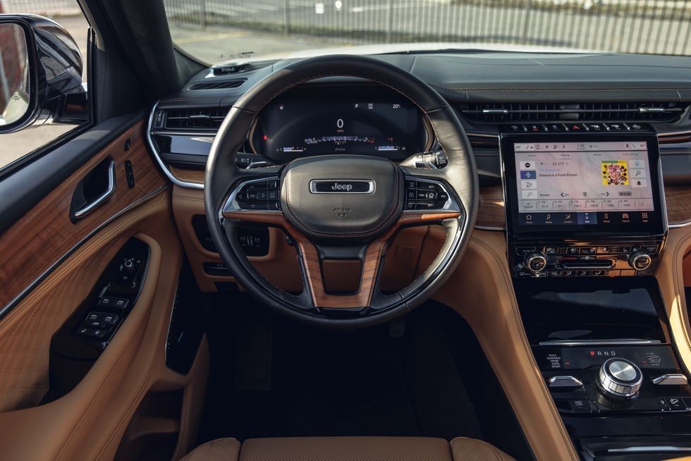 Jeep Grand Cherokee sẽ ra mắt tại triển lãm ô tô Việt Nam 2022