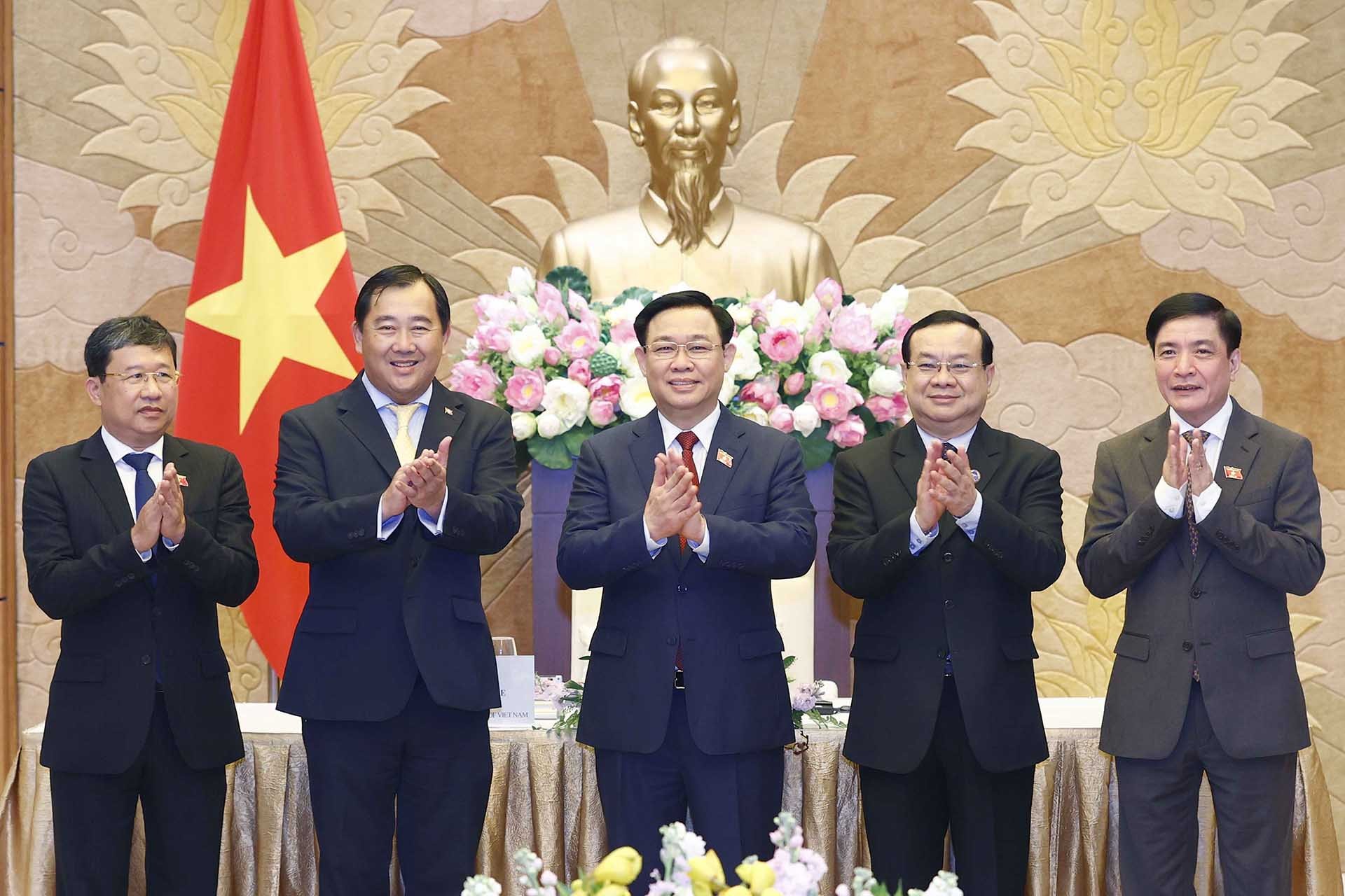 Chủ tịch Quốc hội Vương Đình Huệ với các đại biểu. (Nguồn: TTXVN) Chủ tịch Quốc hội Vương Đình Huệ với các đại biểu. (Nguồn: TTXVN)