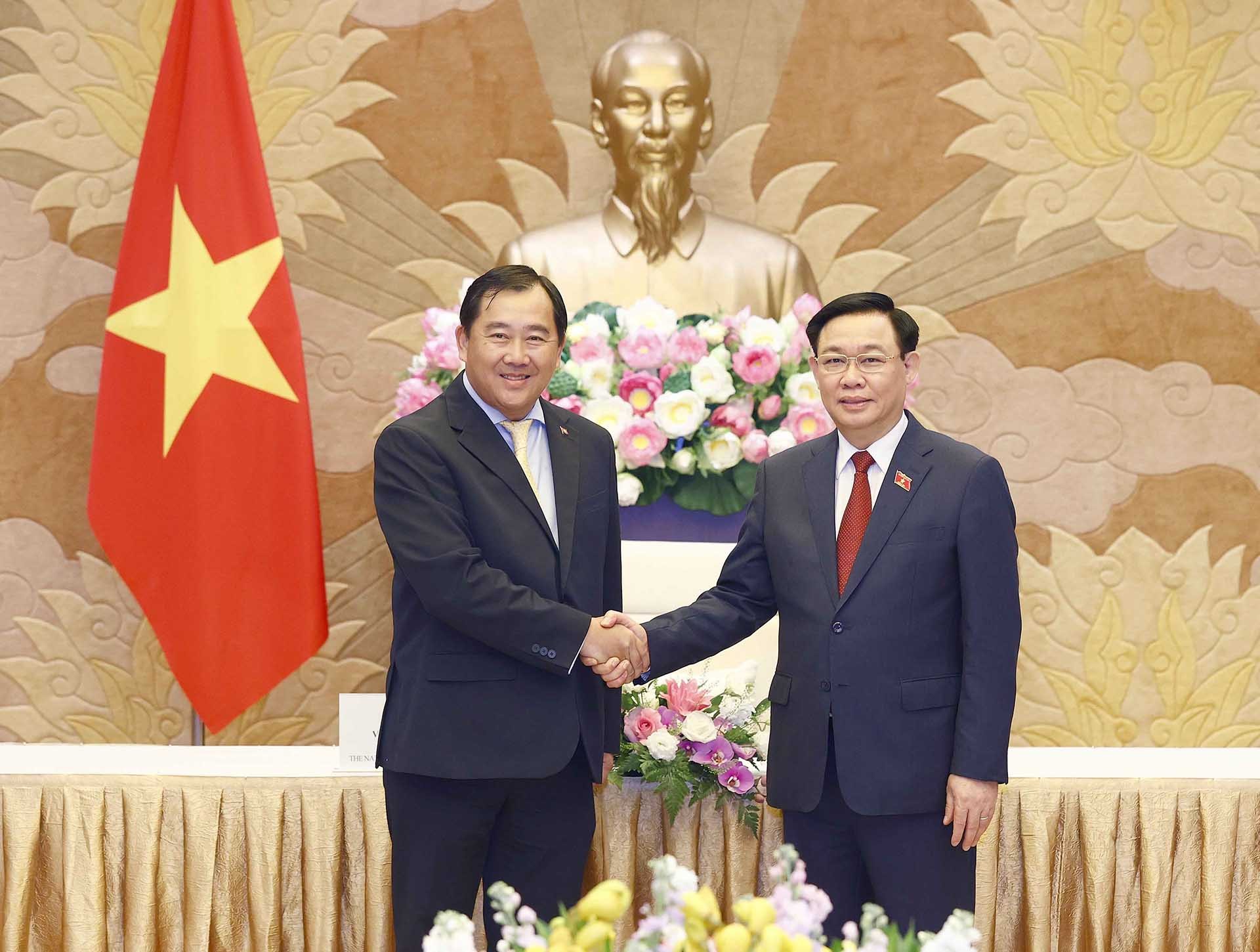 Chủ tịch Quốc hội Vương Đình Huệ tiếp Chủ nhiệm Uỷ ban Đối ngoại, Hợp tác quốc tế, Thông tin và Truyền thông của Quốc hội Campuchia Sous Yara. (Nguồn: TTXVN) Chủ tịch Quốc hội Vương Đình Huệ tiếp Chủ nhiệm Uỷ ban Đối ngoại, Hợp tác quốc tế, Thông tin và Truyền thông của Quốc hội Campuchia Sous Yara. (Nguồn: TTXVN)