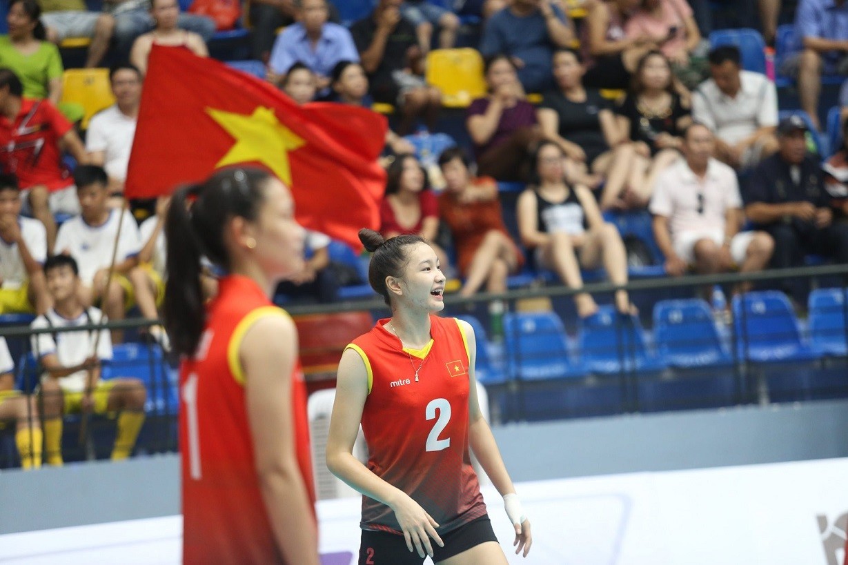 Sinh ra trong gia đình có 5 anh chị em tại Long An, Kim Thanh đến với lớp năng khiếu bóng chuyền của HLV Lương Nguyễn Ngọc Hiền từ rất sớm. Khi vừa tròn 14 tuổi, Kim Thanh chính thức được triệu tập trong màu áo của đội tuyển trẻ Việt Nam. Tại giải vô địch quốc gia 2022, Kim Thanh đã được ban huấn luyện VTV Bình Điền Long An đưa vào thi đấu vị trí phụ công và thể hiện tốt khả năng.