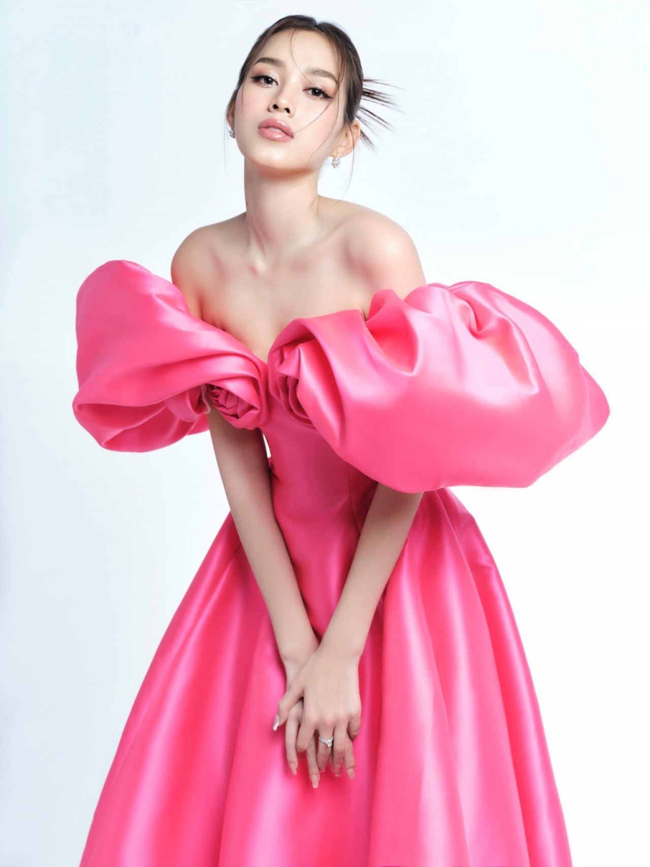 Hoa hậu Đỗ Thị Hà đẹp mong manh với đầm trễ vai