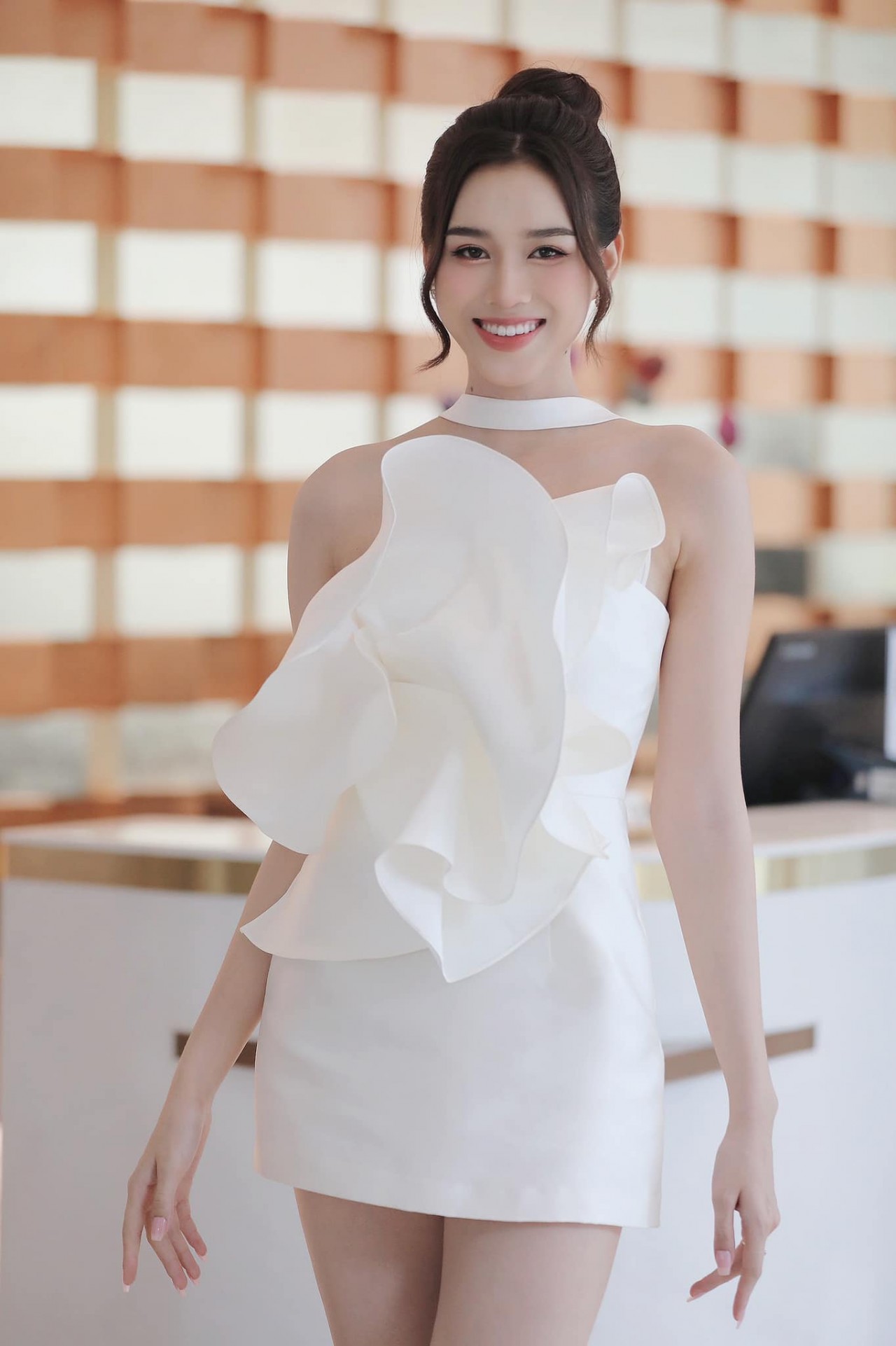 Hoa hậu Đỗ Thị Hà đẹp mong manh